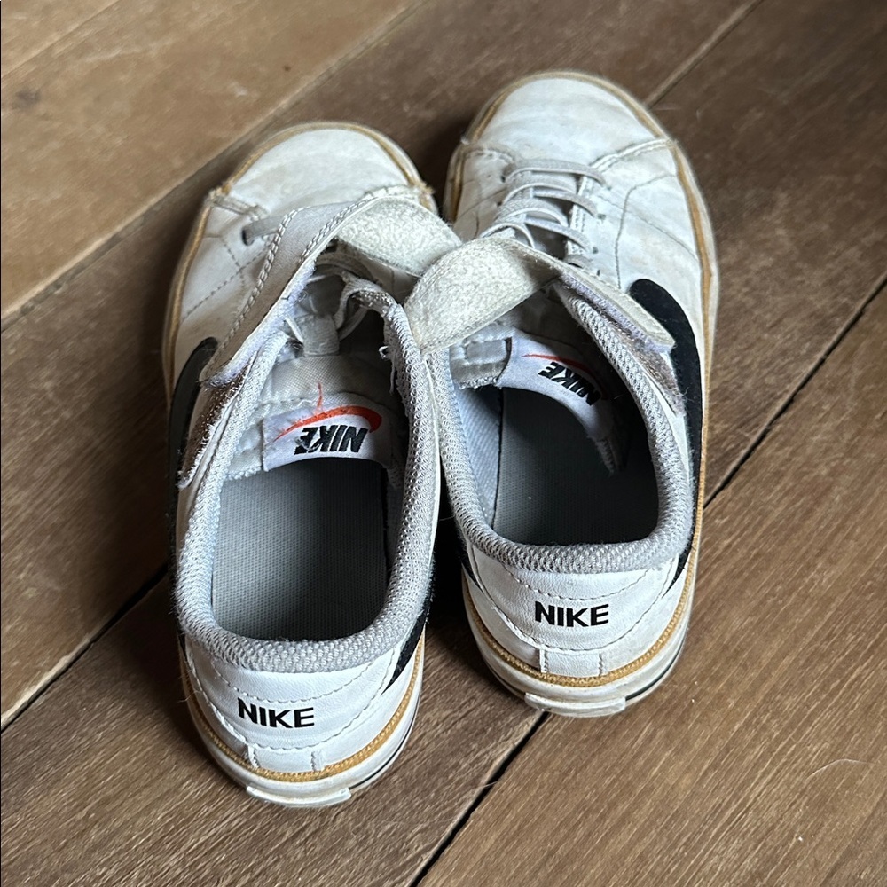 Nike kids sneakers size 1.5 Y - Picture 3 of 4